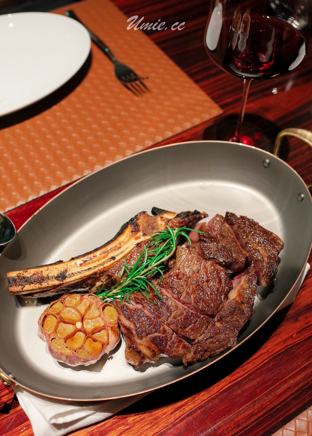 Théorie Theory 乾式熟成帶骨肋眼牛排切面特寫