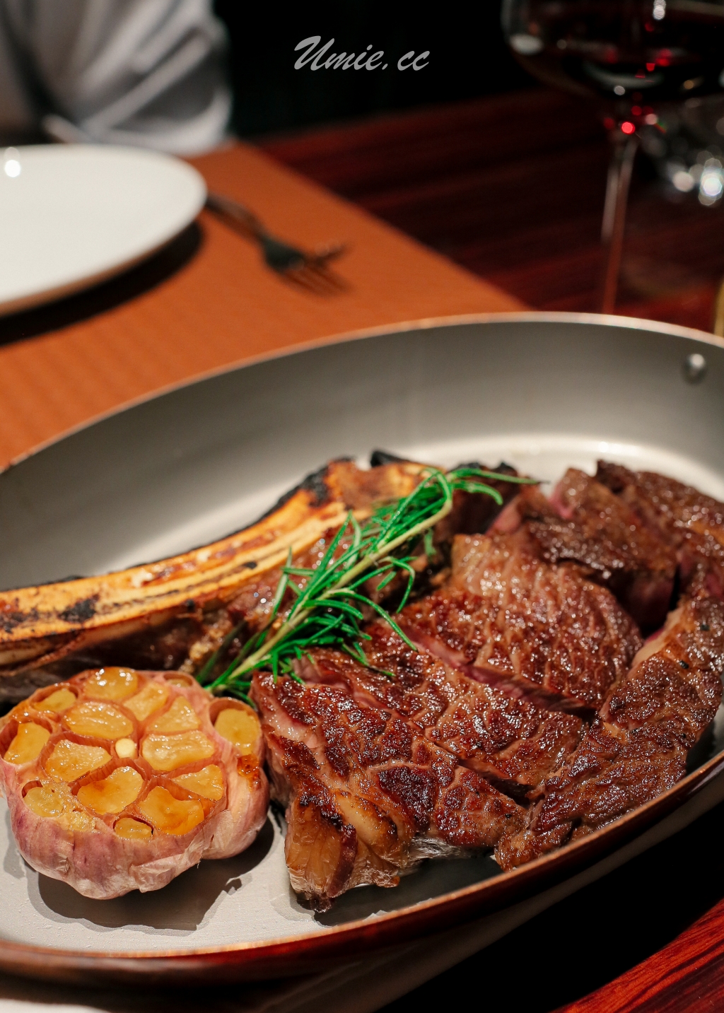 Théorie Theory 乾式熟成帶骨肋眼牛排切面特寫