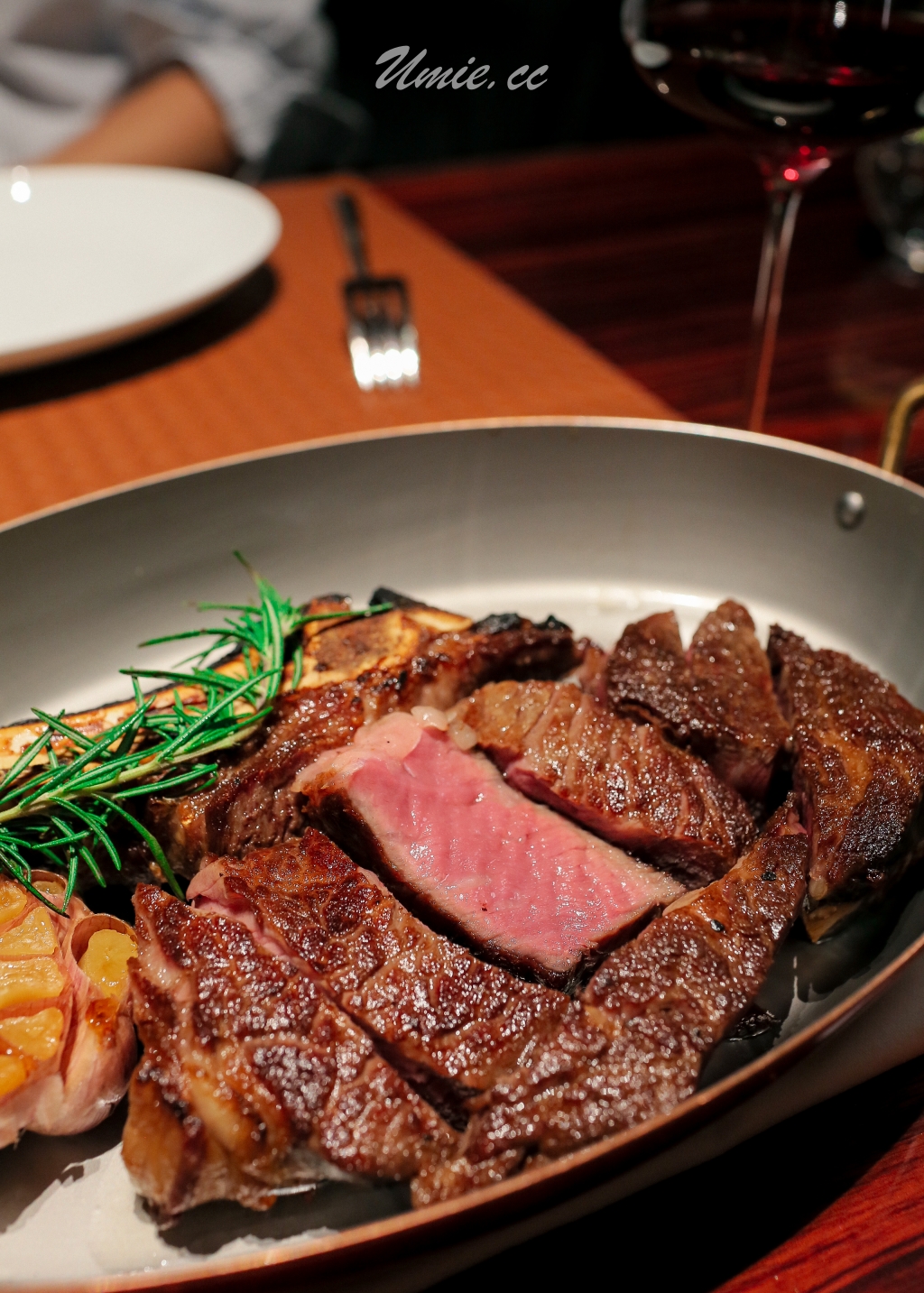 Théorie Theory 乾式熟成帶骨肋眼牛排切面特寫