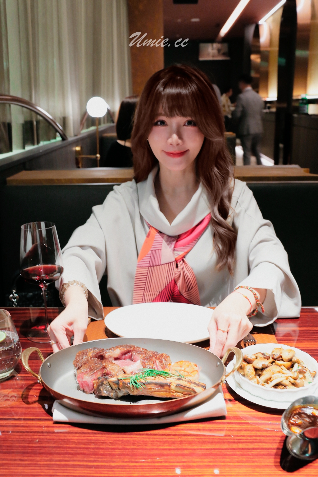 Théorie Theory 乾式熟成帶骨肋眼牛排切面特寫