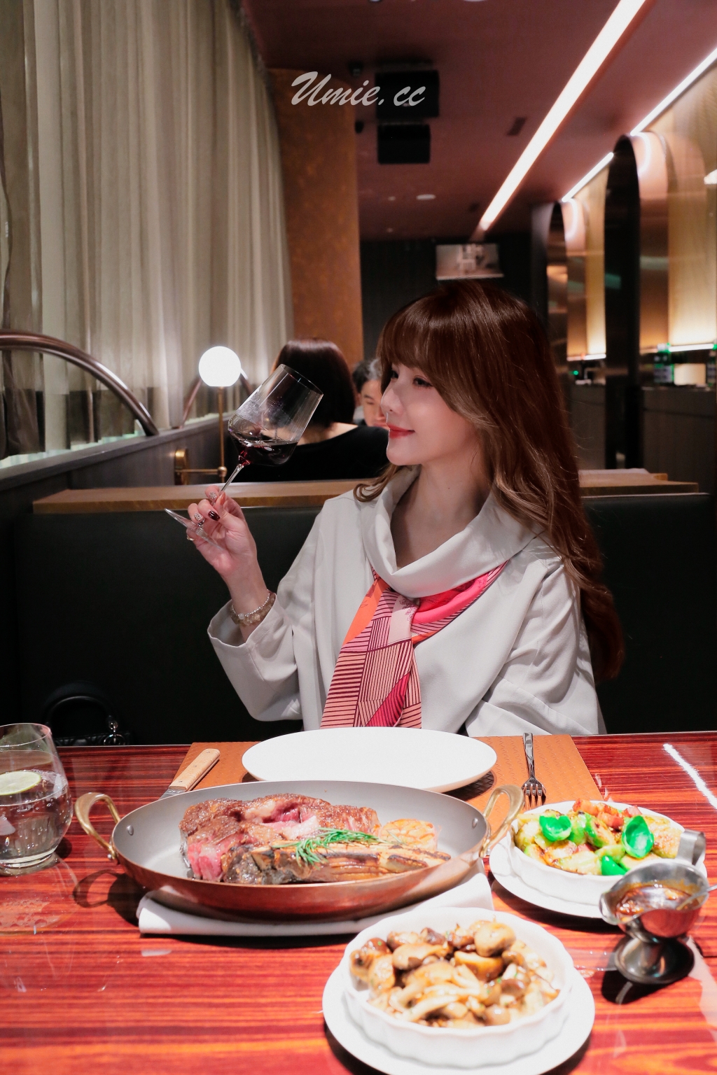 Théorie Theory 乾式熟成帶骨肋眼牛排切面特寫